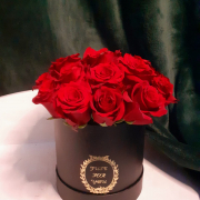 Cutie cu 15 trandafiri rosii - 150 lei